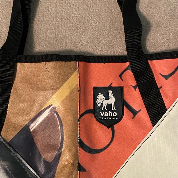 Vaho Trashion Tote with Detachable Coin Purse - Picture 4 of 8